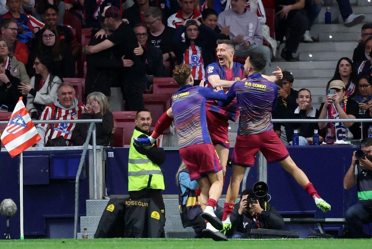 Robert Lewandowski celebra un gol con Fermín y Eric en el partido contra el Atlético (Fuente: El Periódico)