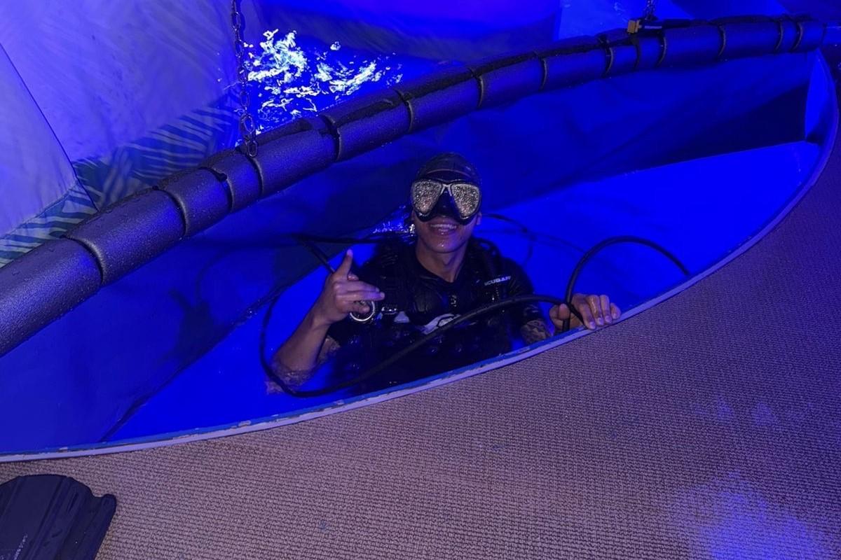 Genís Rovira en el Acqua Theater del 'Allure of the Seas', listo para sumergirse en el mundo de los espectáculos acuáticos. (Fuente: El Periódico)