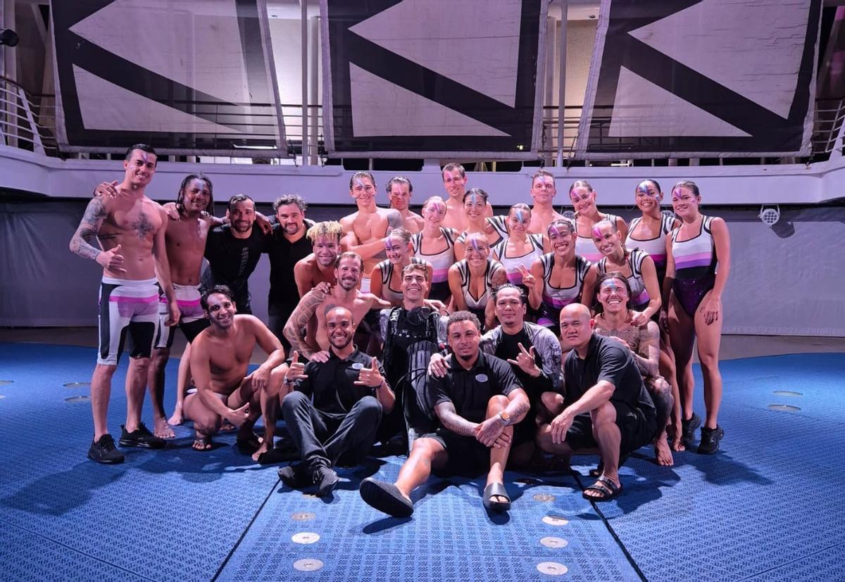 Genís Rovira en un acceso a la piscina donde se realizan los espectáculos del crucero, mostrando su habilidad y destreza en el agua. (Fuente: El Periódico)