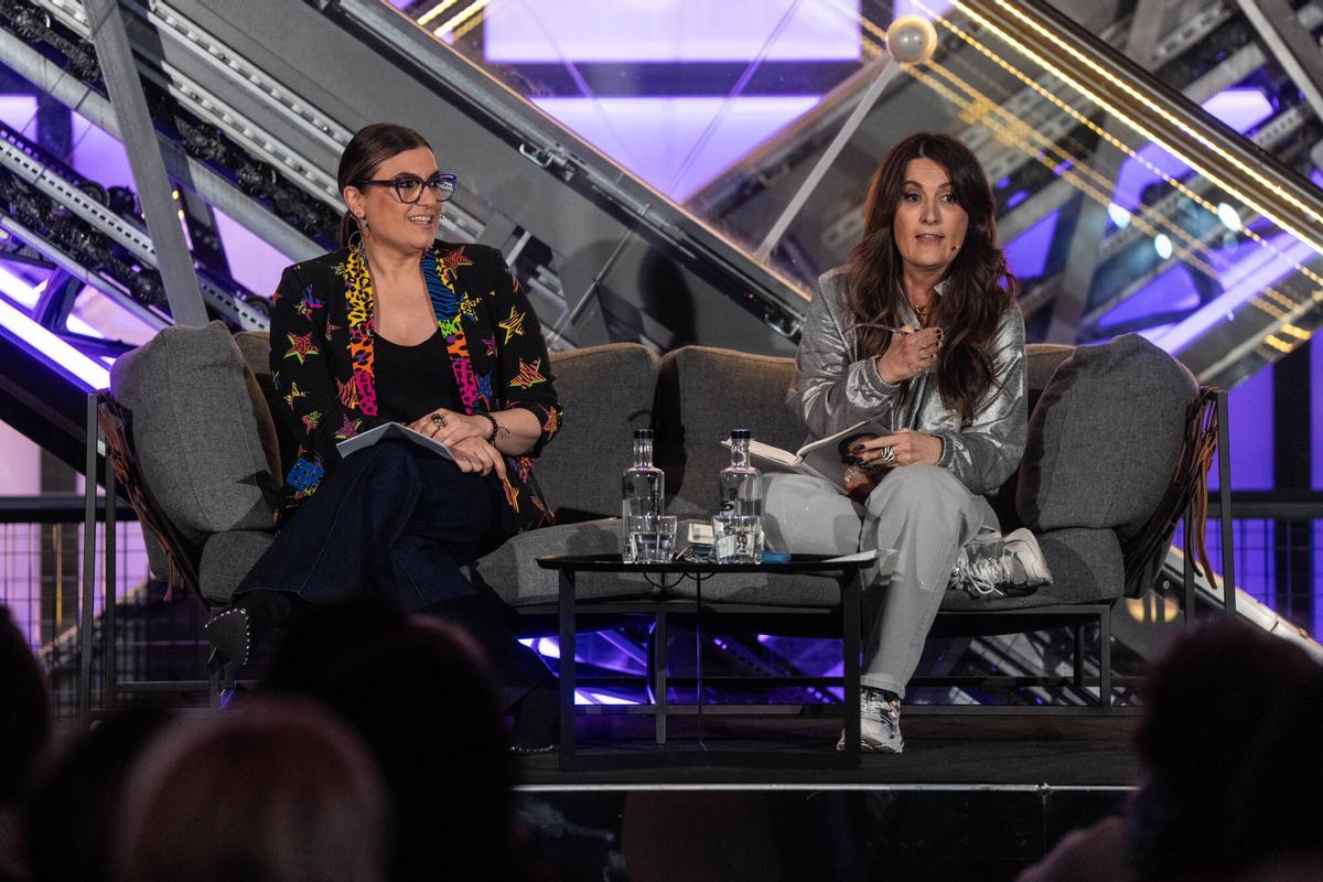 Las Mamarazzis, Laura Fa y Lorena Vázquez, en directo en Casa Seat, rodeadas de fans. (Fuente: El Periódico)