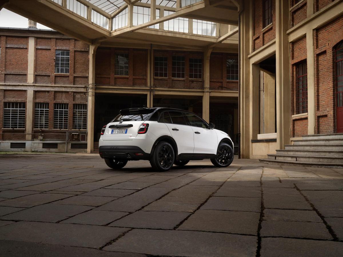 Fiat 600 gasolina con cambio manual, una versión diseñada para una experiencia de conducción sencilla y directa. (Fuente: El Periódico)