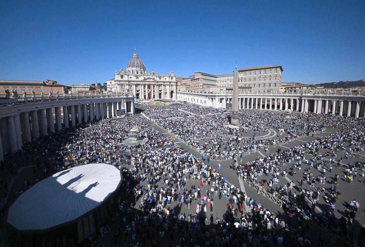 El papa León XIV preside la Santa Misa del Domingo de Pascua en la plaza de San Pedro del Vaticano. (Fuente: El Periódico)