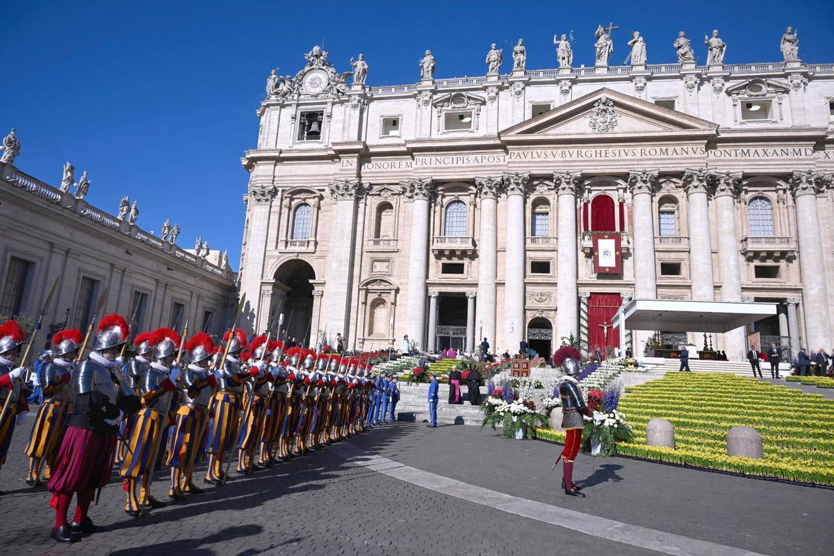Los fieles se reúnen mientras el papa León XIV preside la Santa Misa del Domingo de Pascua. (Fuente: El Periódico)