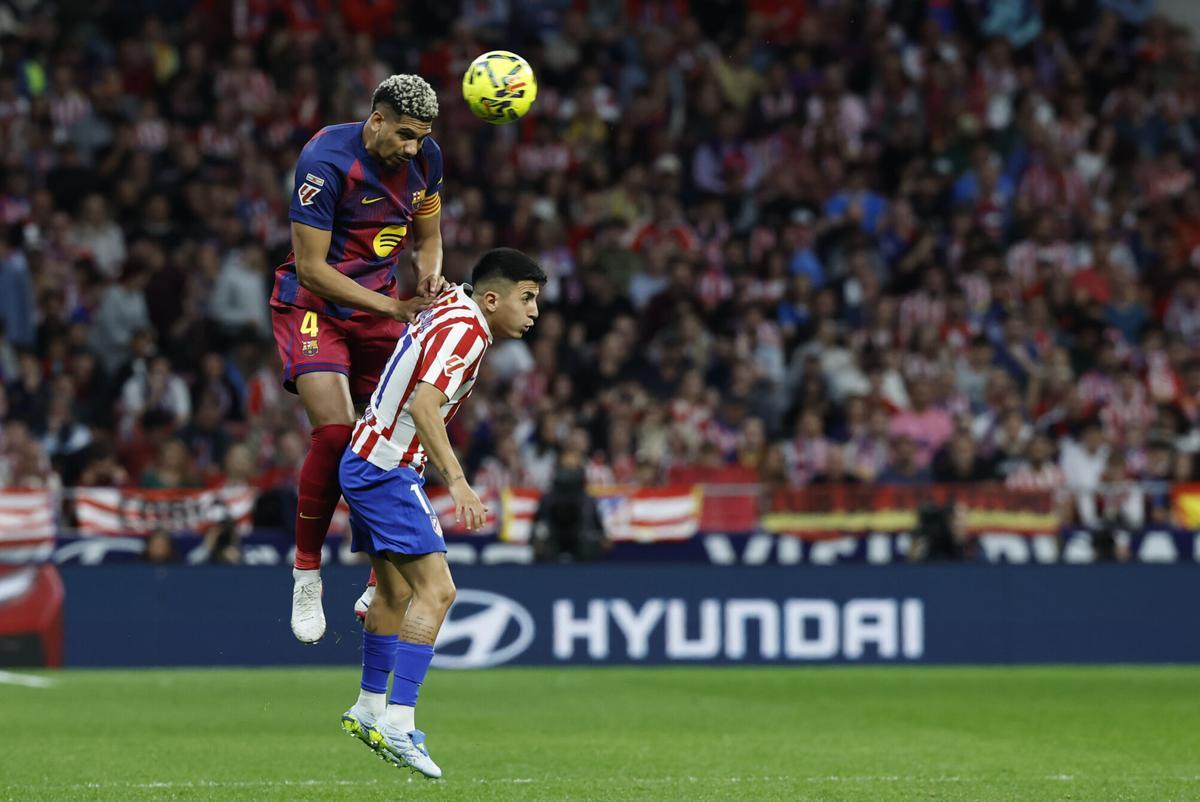 El Barça sufre un golpe con Bernal y Araujo en el Metropolitano