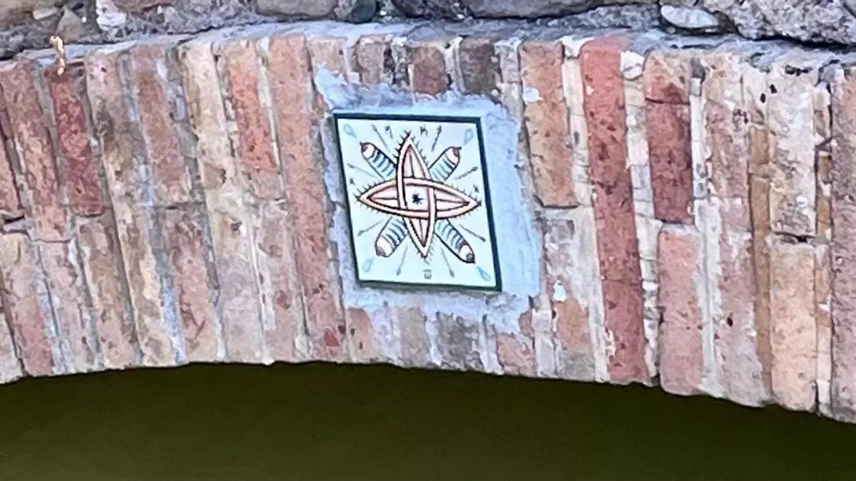 Aparece un nuevo azulejo erótico en Manresa con motivos explícitos