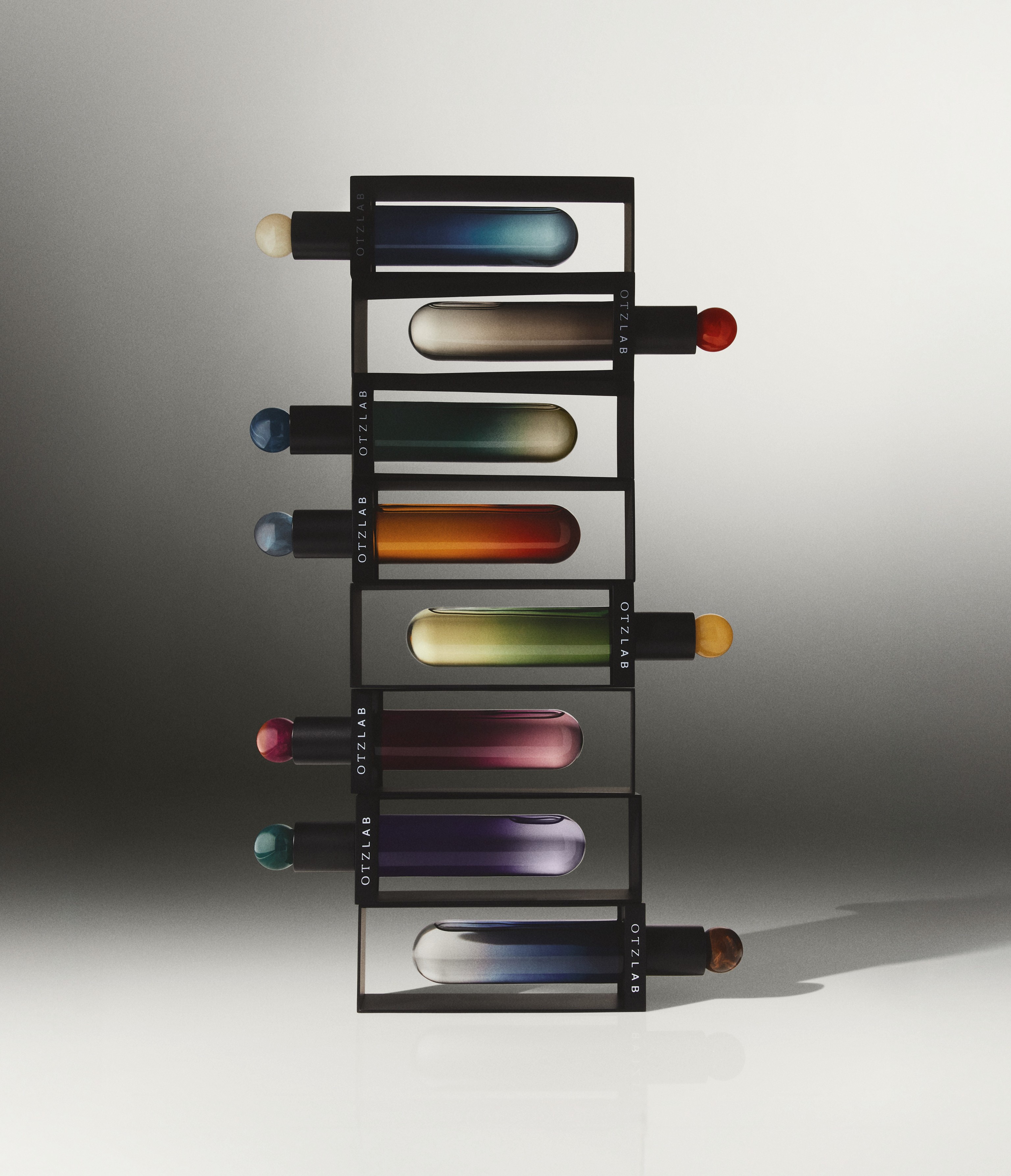 Los frascos de los perfumes de OTZ LAB, diseñados con un estilo escultórico, que reflejan la fusión de la tradición y la vanguardia. (Fuente: El Mundo)