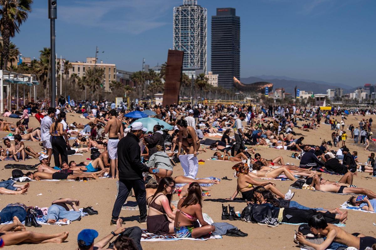 Playas de Barcelona abarrotadas: el calor y la Semana Santa atraen a miles de personas