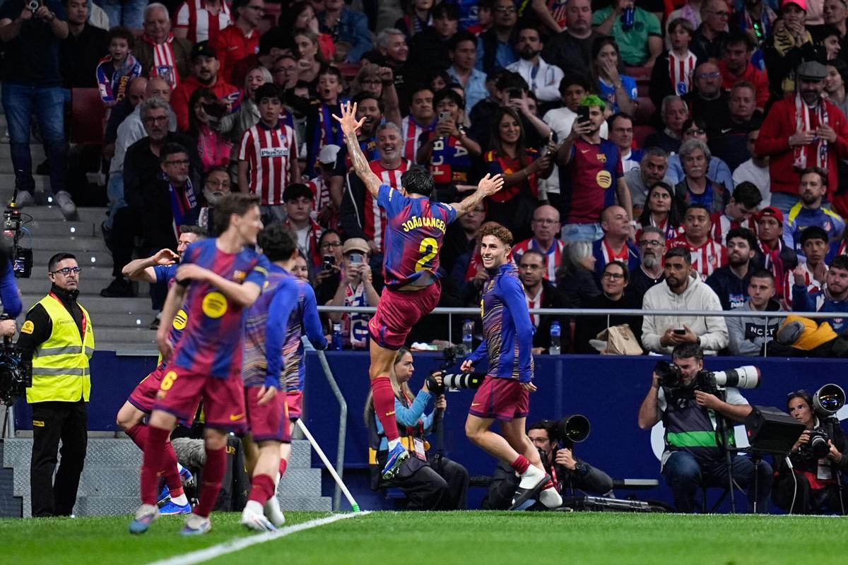 Joao Cancelo hace un centro por la izquierda presionado por Giménez durante el partido ante el Atlético de Madrid. (Fuente: El Periódico)