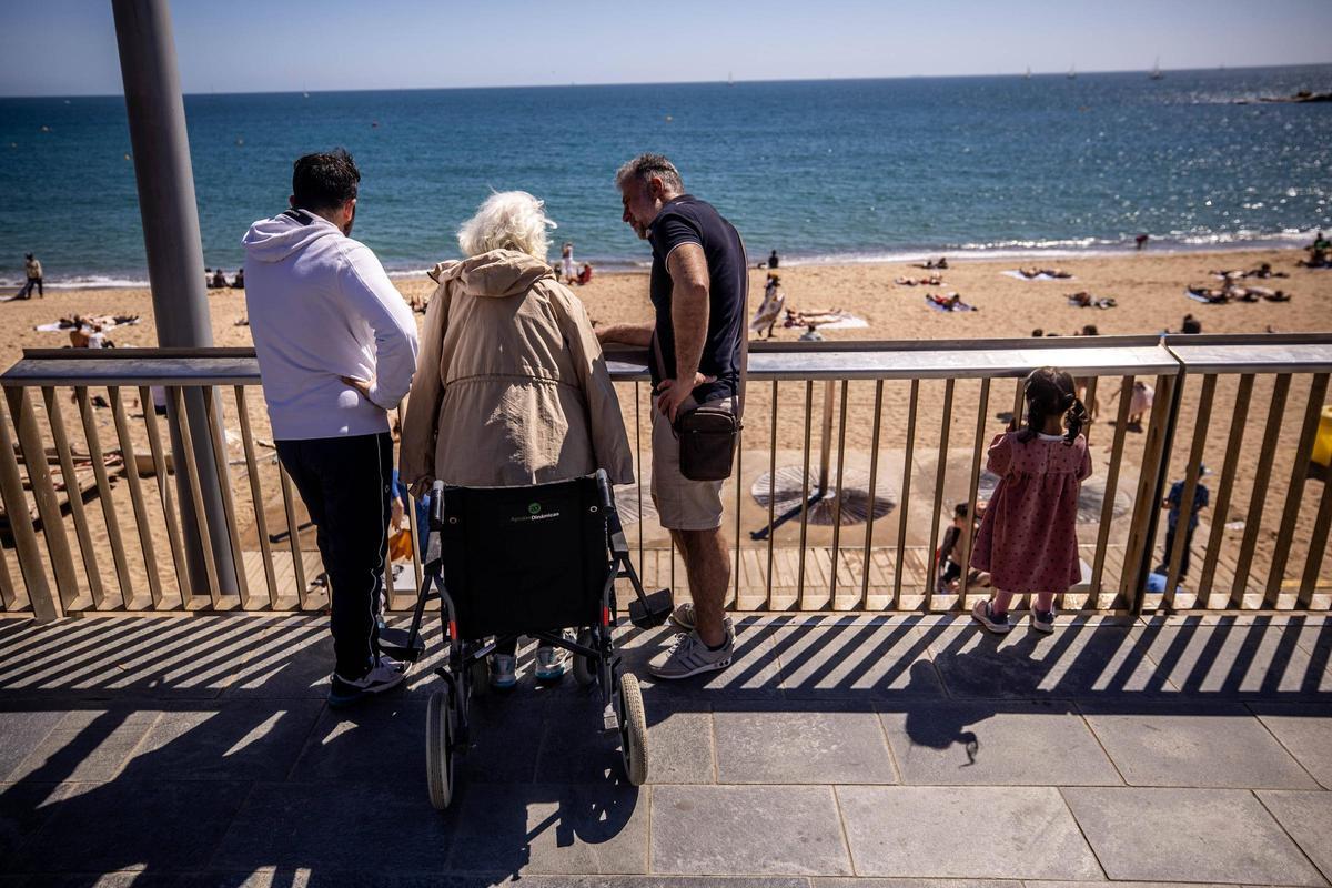 Playas de Barcelona llenas de gente disfrutando del sol (Fuente: El Periódico)