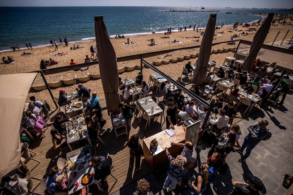 Momentos de diversión en la costa barcelonesa durante Semana Santa (Fuente: El Periódico)