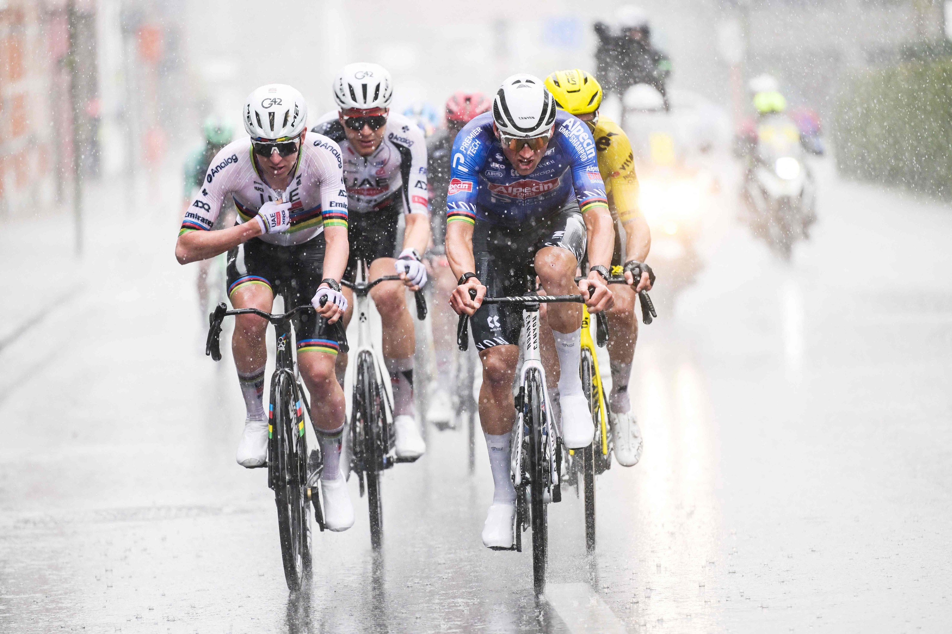 Tadej Pogacar cruza la meta en Oudenaarde con el maillot arcoíris tras ganar el Tour de Flandes (Fuente: El Mundo)