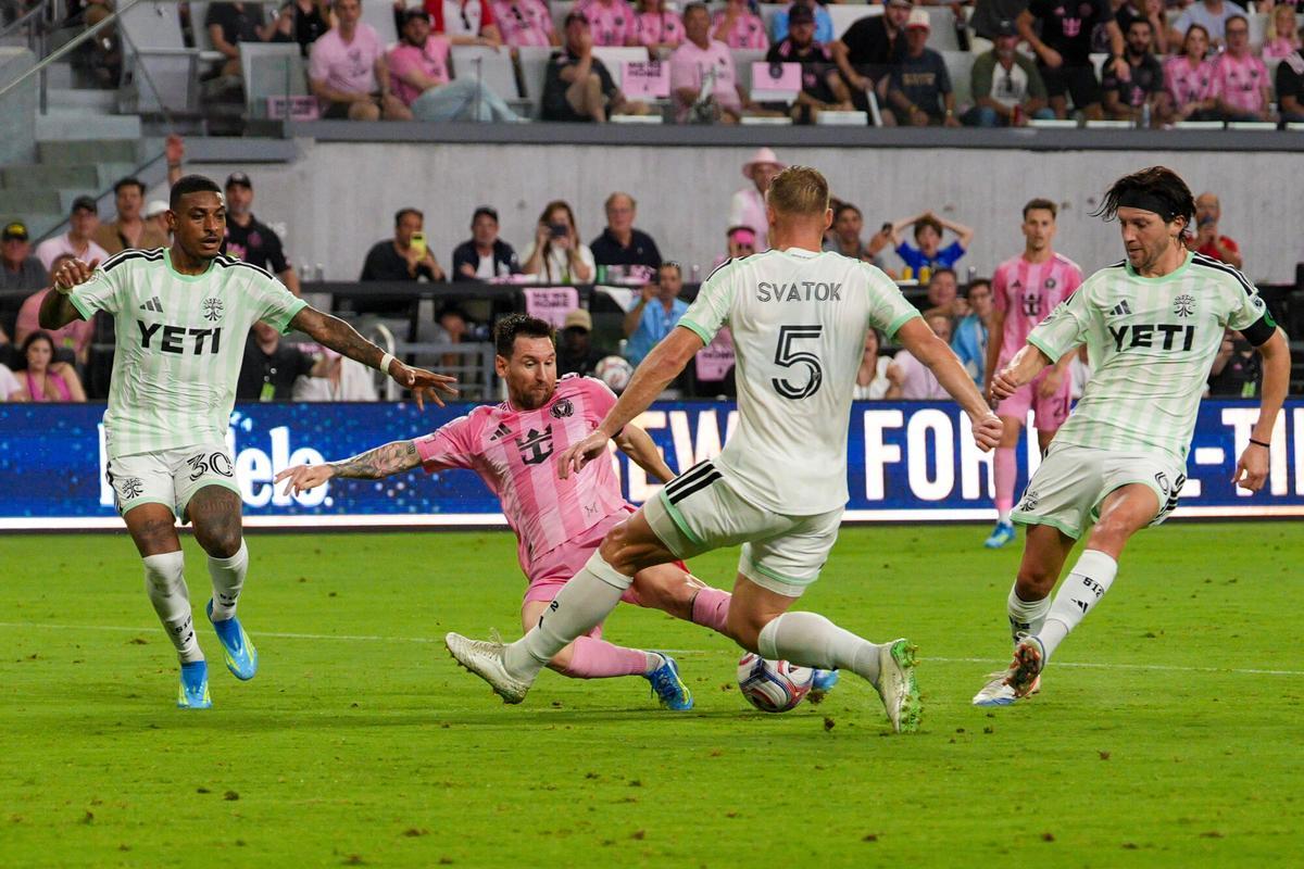 Imagen de aficionados del Inter Miami asistiendo al evento de inauguración del estadio Nu en Miami (Fuente: El Periódico)
