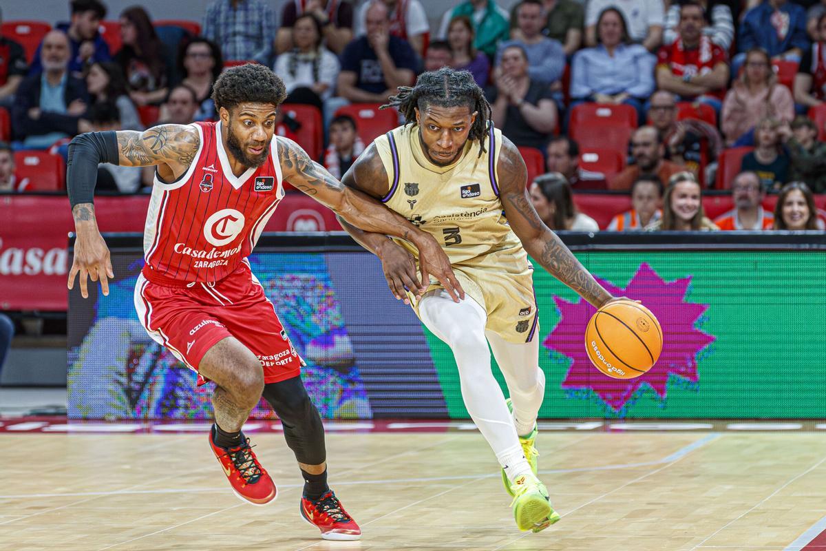 El jugador del FC Barcelona, Miles Norris, realiza una acción durante el partido contra el Casademont Zaragoza. (Fuente: El Periódico)