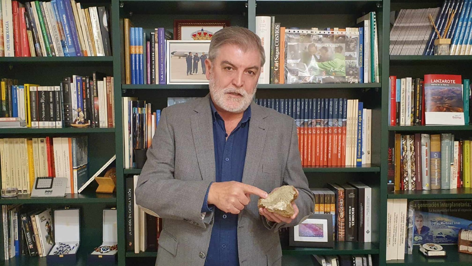 El geólogo planetario Jesús Martínez-Frías en una entrevista sobre la misión Artemis 2 y la exploración lunar (Fuente: El Mundo)