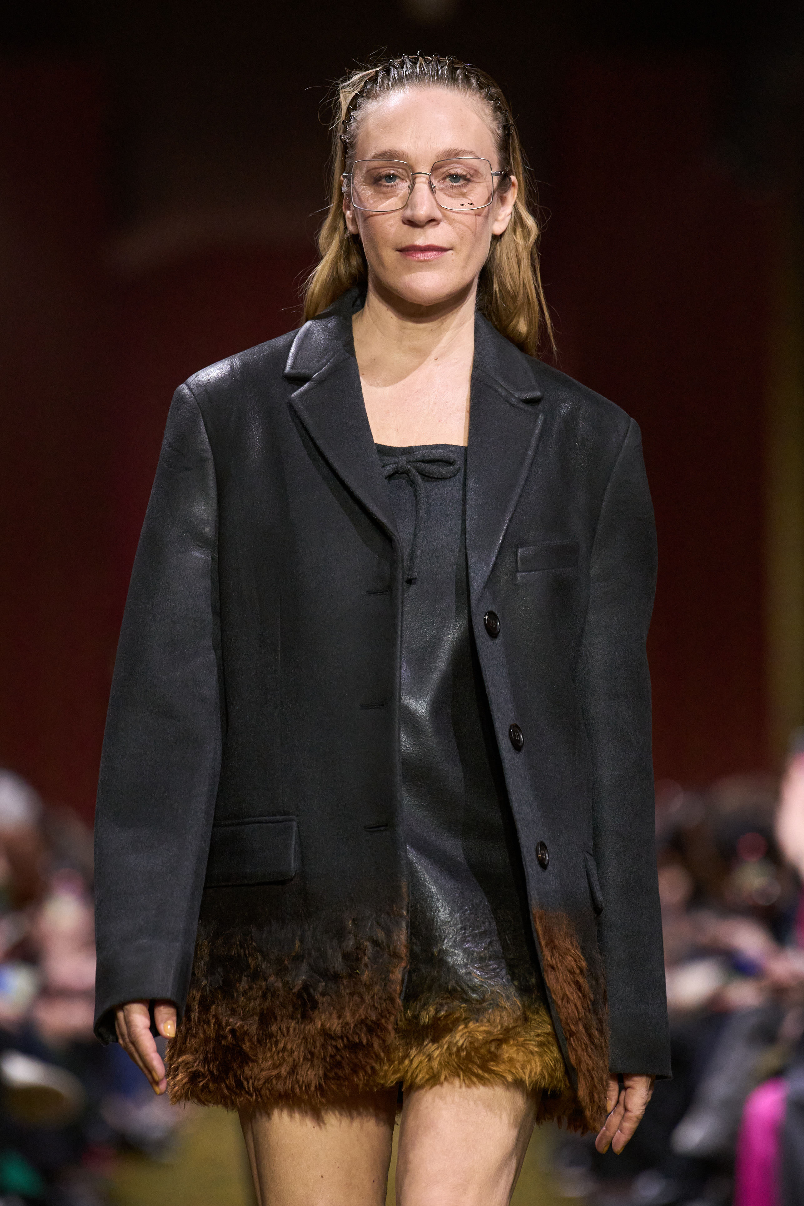 Miu Miu presenta diademas en zigzag en su desfile O/I 26-27 (Fuente: El Mundo)