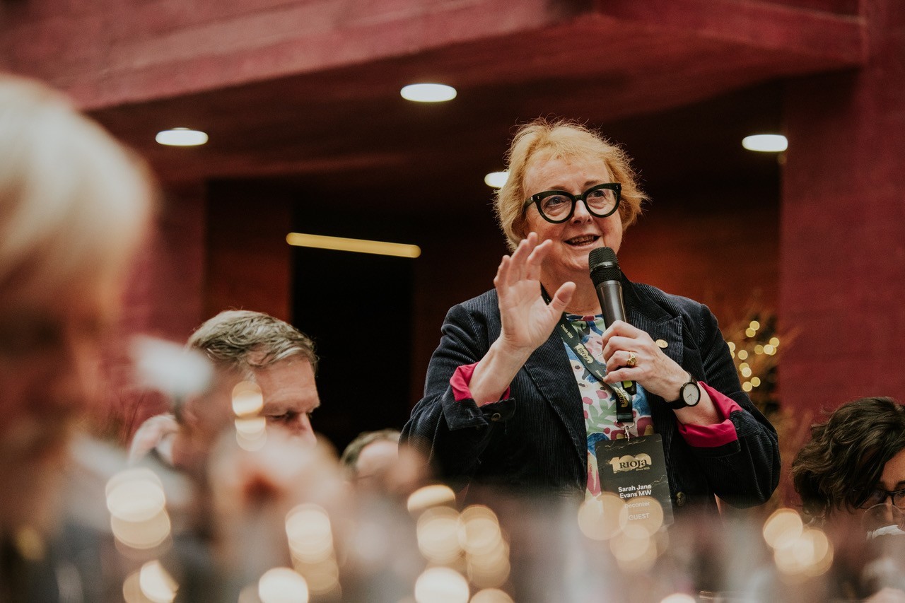 Sarah Jane Evans, Master of Wine, durante su participación en Bacchus 2026 (Fuente: El Mundo)