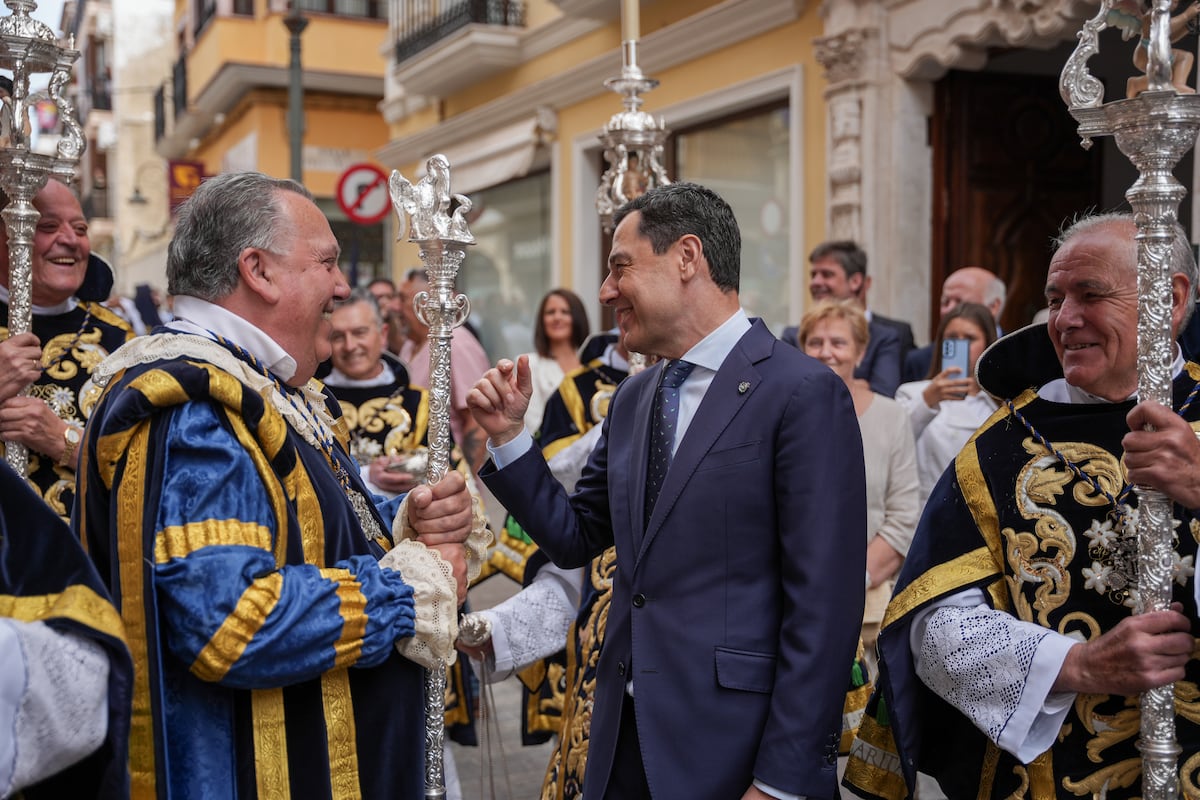 Moreno y Montero cortejan a los votantes andaluces en la Semana Santa