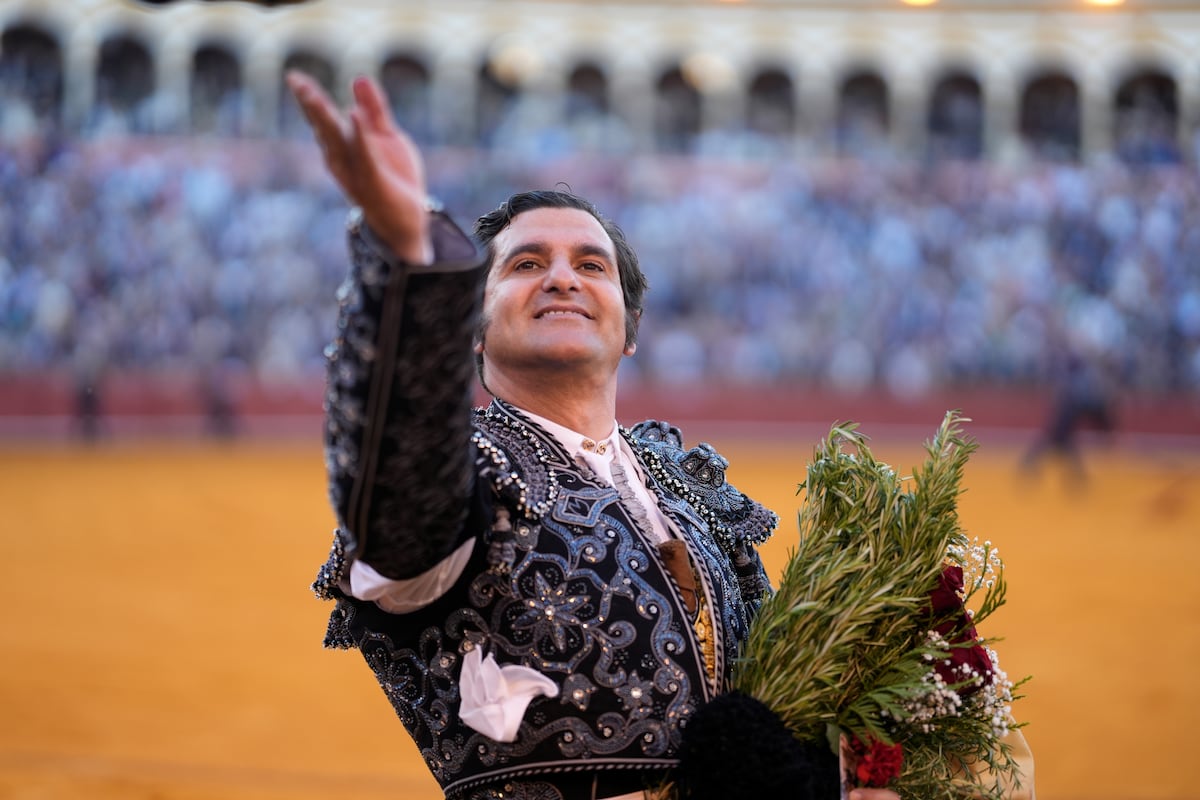 Frenesí taurino en Sevilla: Morante, objeto de adoración