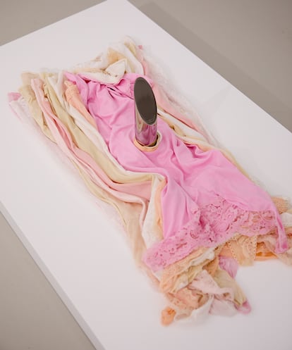 Ana Laura Aláez en su exposición 'Anatomía nevada con saliva' en la galería The Ryder de Madrid (Fuente: El País)