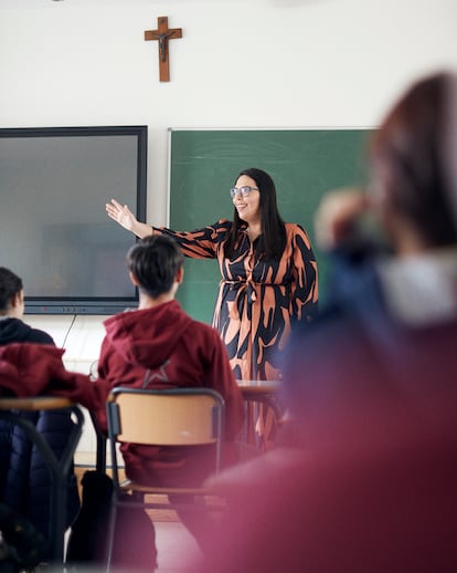 Ceres Machado sonriendo en su ciudad natal, Melilla, con la arquitectura modernista de fondo. (Fuente: El País)