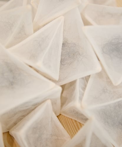 Detalle de la instalación 'Mujeres sobre zapatos de plataforma' (1992) de Ana Laura Aláez (Fuente: El País)