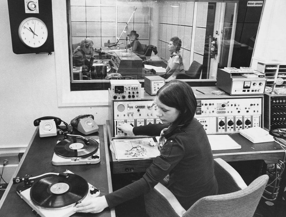 La fiebre de los estrenos en la radio: una batalla por la exclusividad