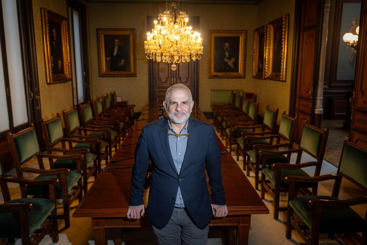 Carrizosa, en su despacho de abogado, reflexionando sobre su carrera política. (Fuente: El Periódico)