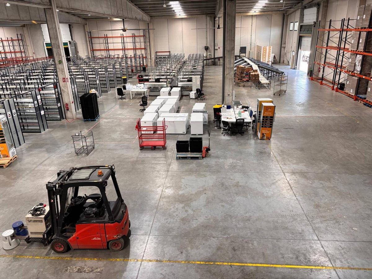 Un perro ante un cuenco de comida natural de Food for Joe. (Fuente: El Periódico Economía)