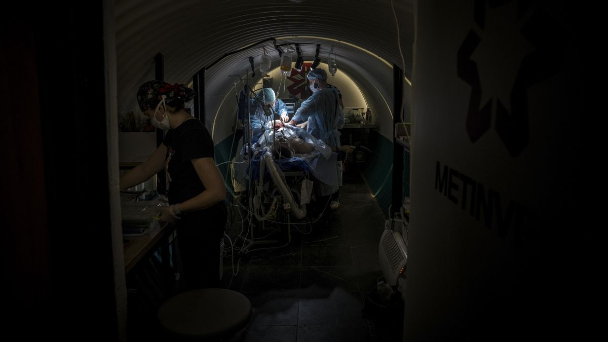 Ucrania: en un hospital militar subterráneo cerca del frente, 'las paredes tiemblan, pero seguimos operando'