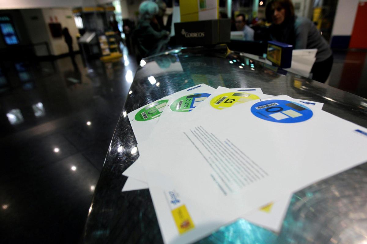 La DGT implementa un sistema de etiquetas medioambientales para vehículos (Fuente: El Periódico)