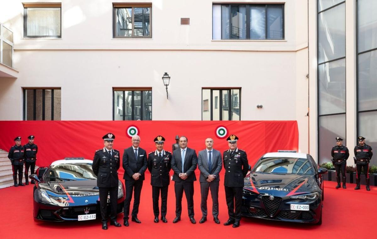 Maserati MCPURA de la policía italiana con luces de emergencia (Fuente: El Periódico)