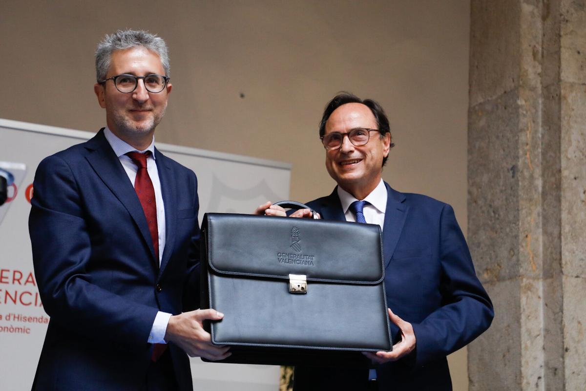 El ministro de Hacienda, Arcadi España, durante el acto de traspaso de cartera, en Madrid. (Fuente: El Periódico)