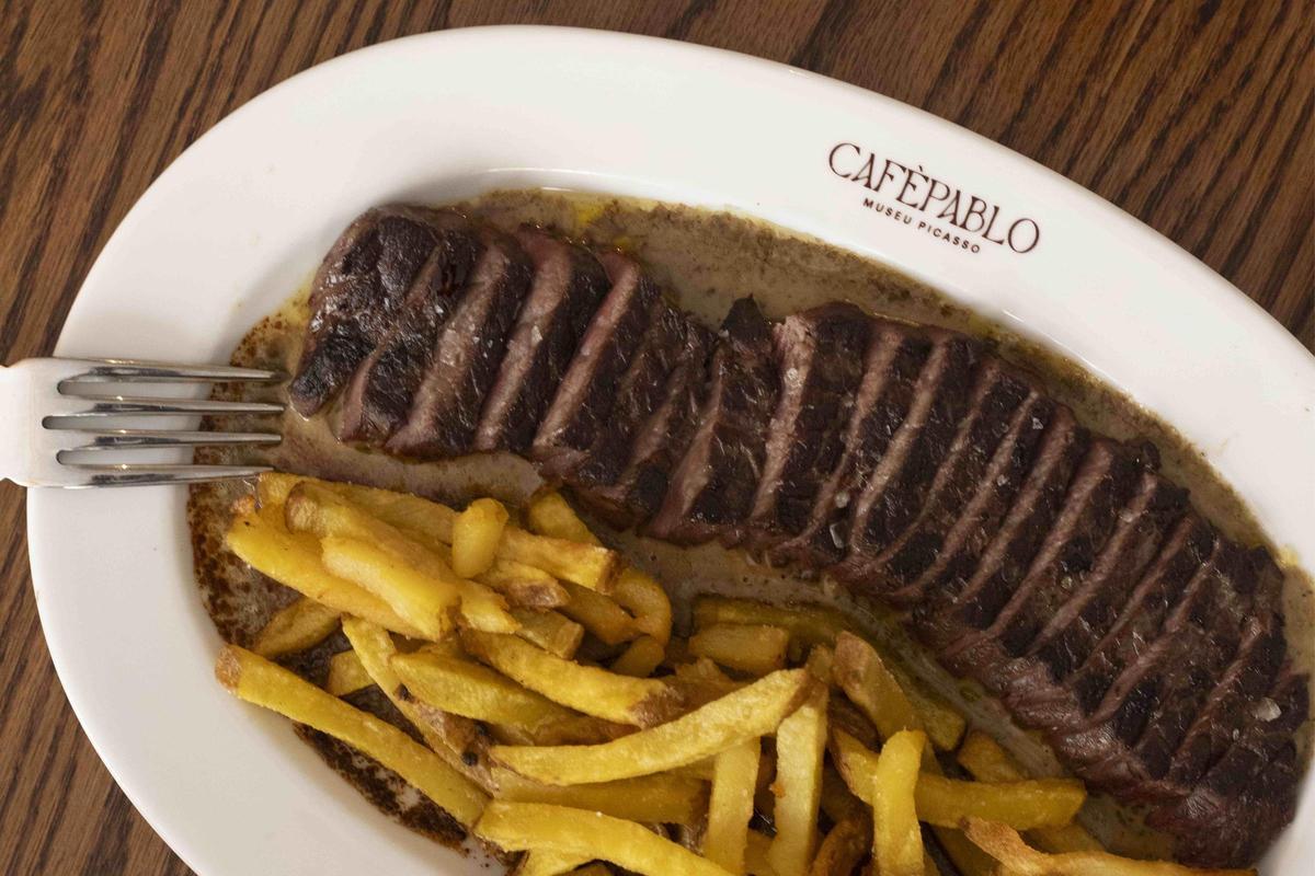 Un corte de 'ribeye' con patatas y salsa en bandeja, estilo bistró (Fuente: El Periódico)