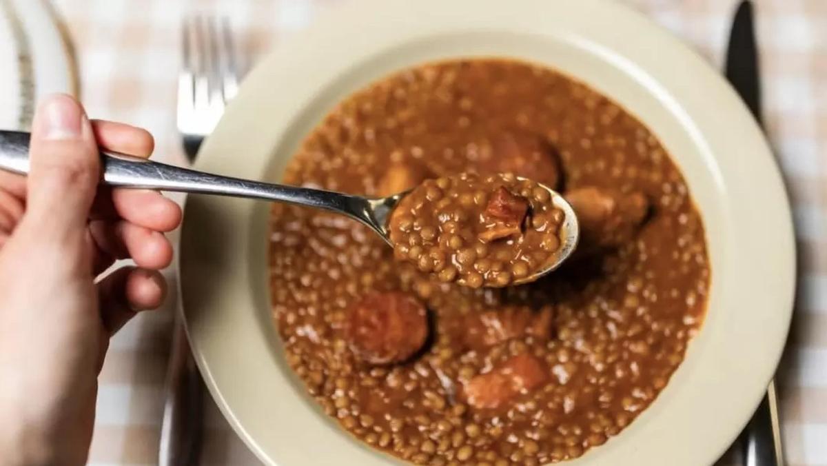 Lentejas de El Pedrusco de Aldealcorvo, cocinadas en un caldo con hueso de jamón y chorizo (Fuente: El Periódico)