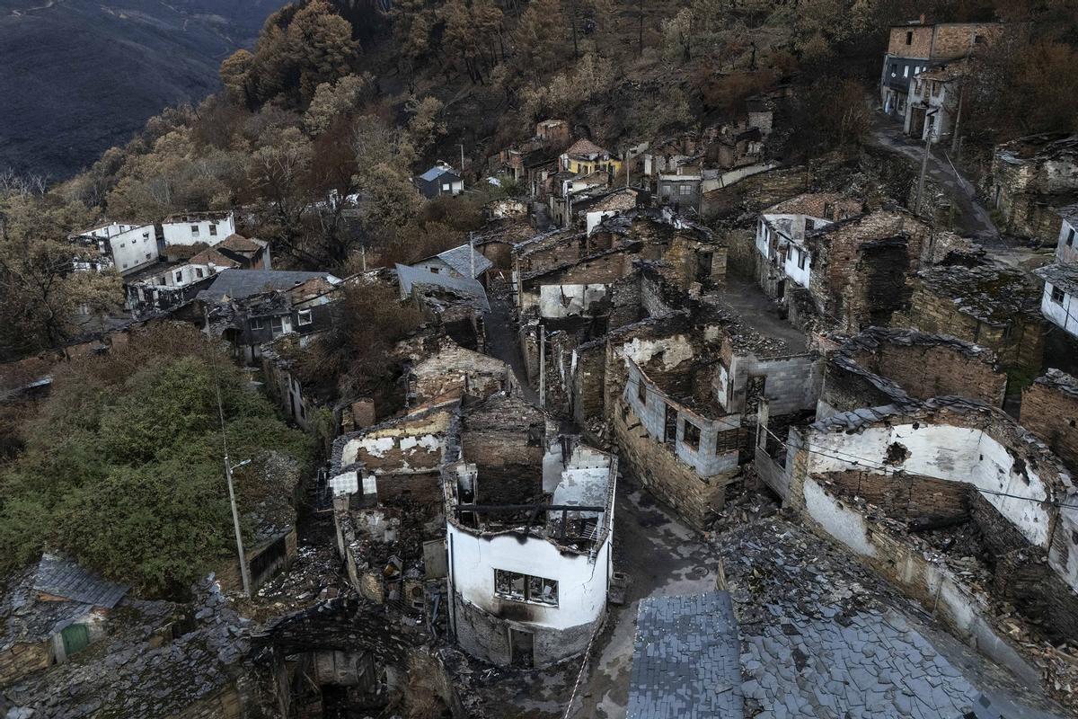 Imagen de un incendio forestal en Ourense en agosto de 2025 (Fuente: El Periódico)