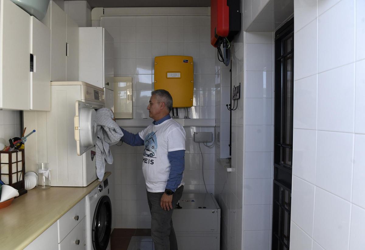 David García, residente de Aljucer (Murcia), con placas solares en su tejado. (Fuente: El Periódico)