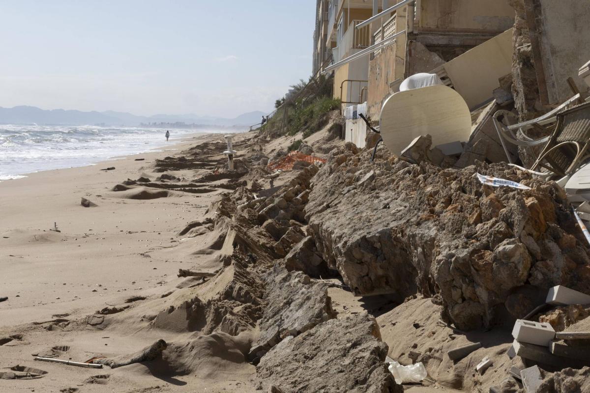 Obras de regeneración en la playa de Tavernes de la Valldigna (Fuente: El Periódico)