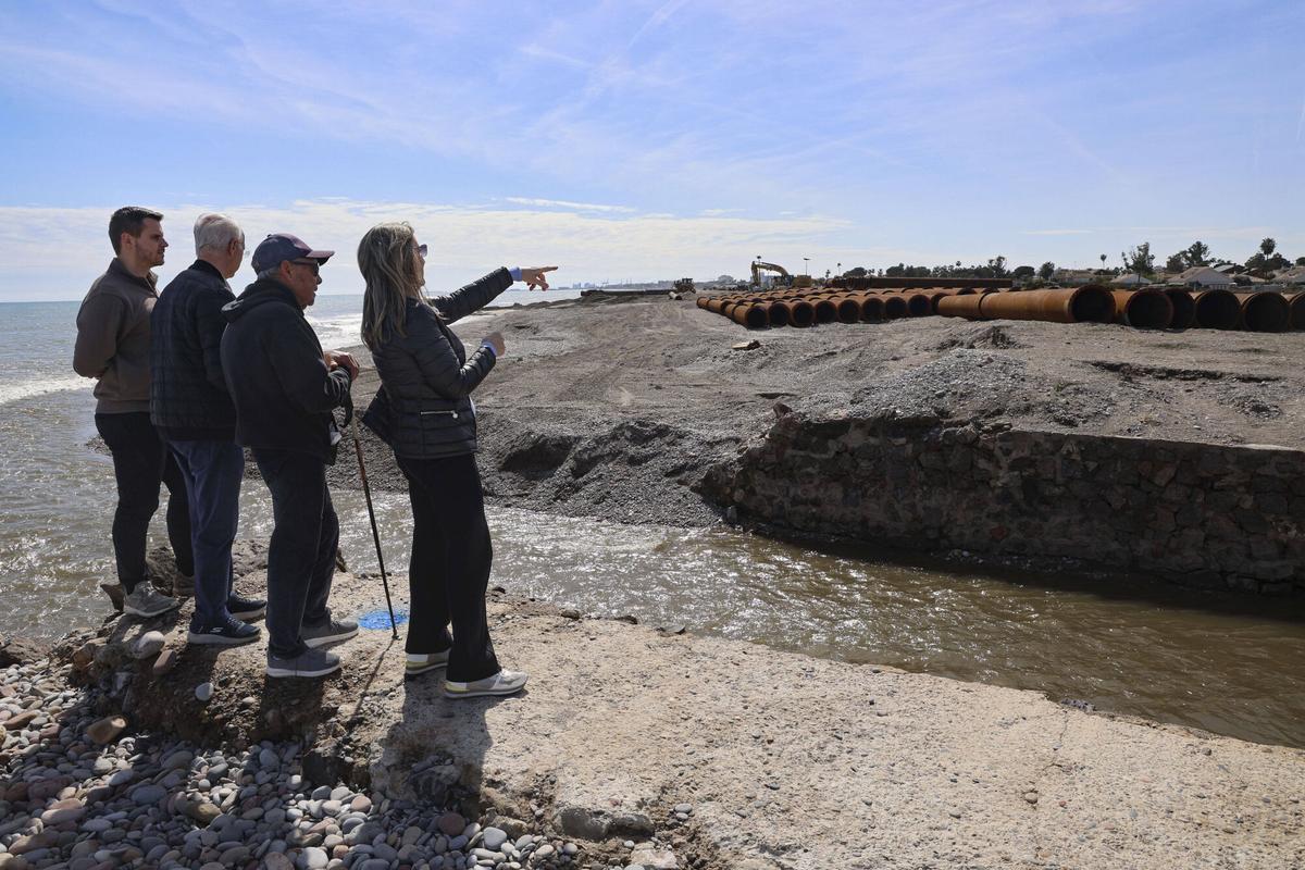 Trabajos de aporte de sedimentos en la playa Malvarrosa de Corinto en Sagunt (Fuente: El Periódico)