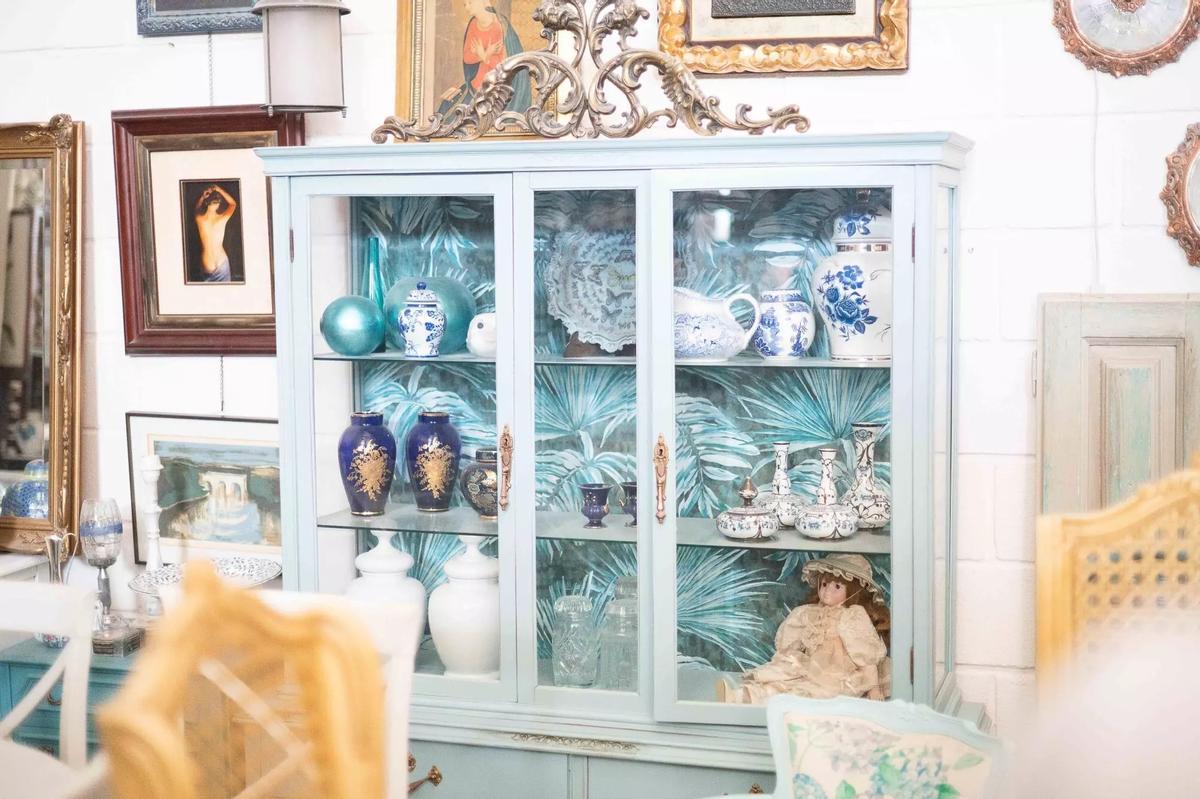 Guadalupe trabajando en su taller de restauración de muebles antiguos en Zaragoza (Fuente: El Periódico)