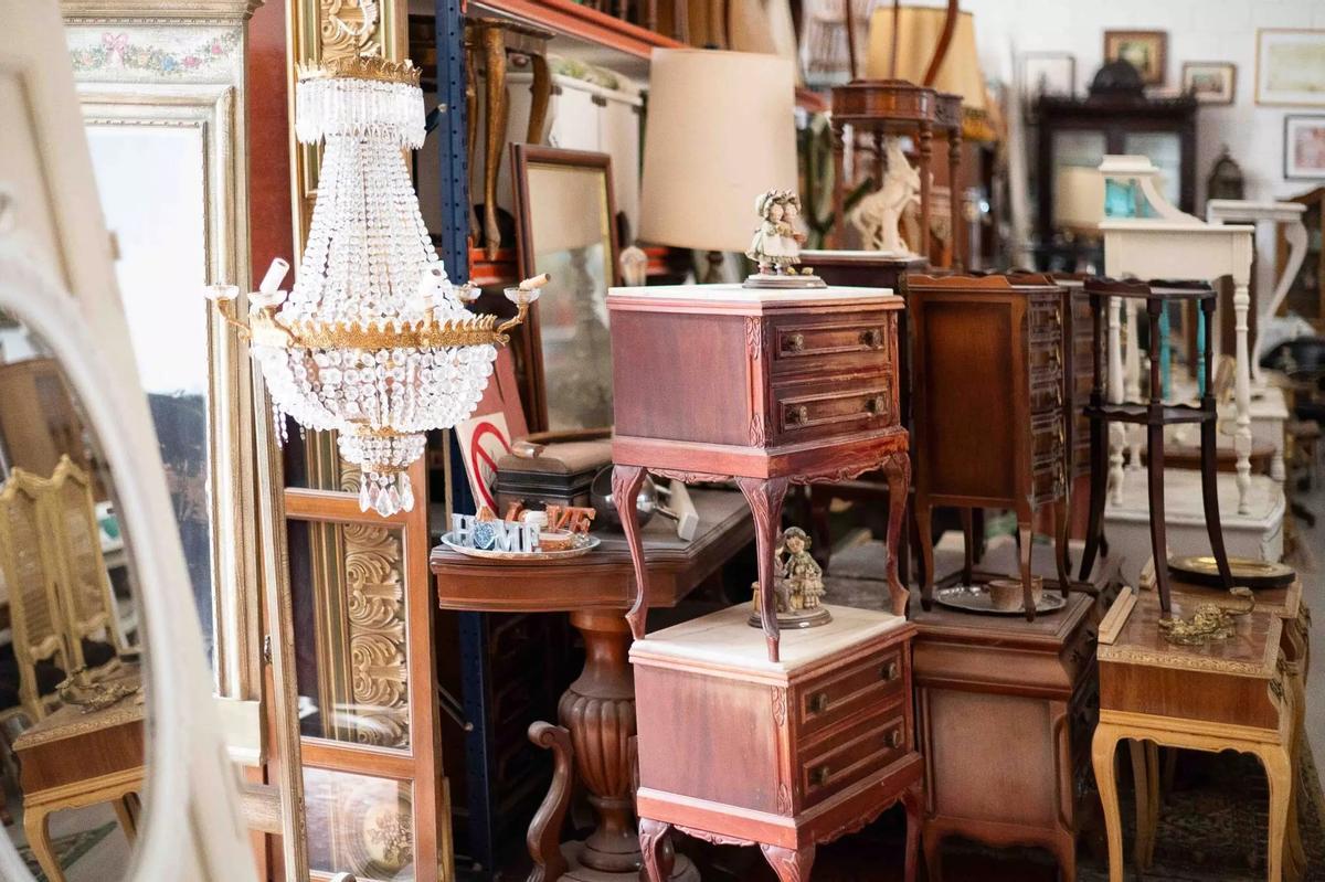 Un detalle de un mueble antiguo restaurado por Guadalupe, con una marca única que respeta (Fuente: El Periódico Economía)