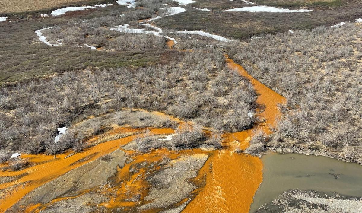 Río de Alaska con color naranja debido al cambio climático (Fuente: El Periódico)