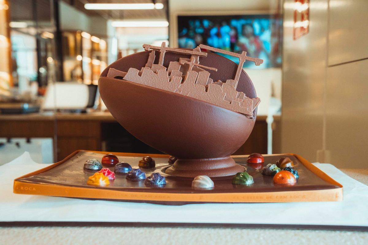 El president Illa con la mona de chocolate de los hermanos Roca dedicada a la vivienda (Fuente: El Periódico)