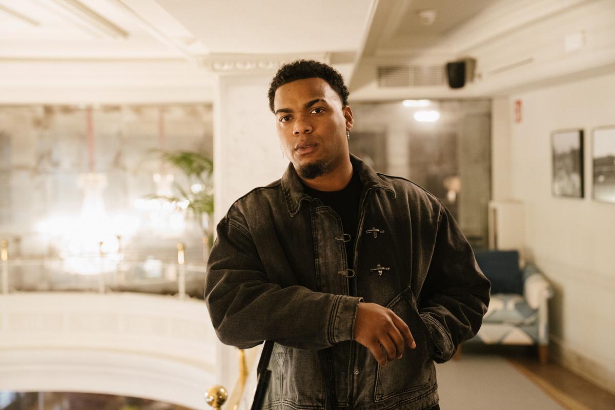 Luis Cortés, fotografiado en el UMusic Hotel de Madrid, sonriendo y mostrando su esencia artística. (Fuente: El Periódico)