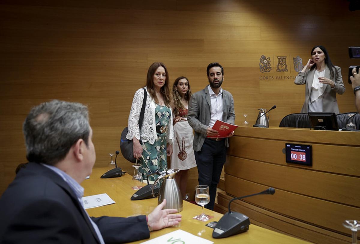La comisión de investigación de la dana vota durante una de las sesiones celebradas en las Corts Valencianes. (Fuente: El Periódico)