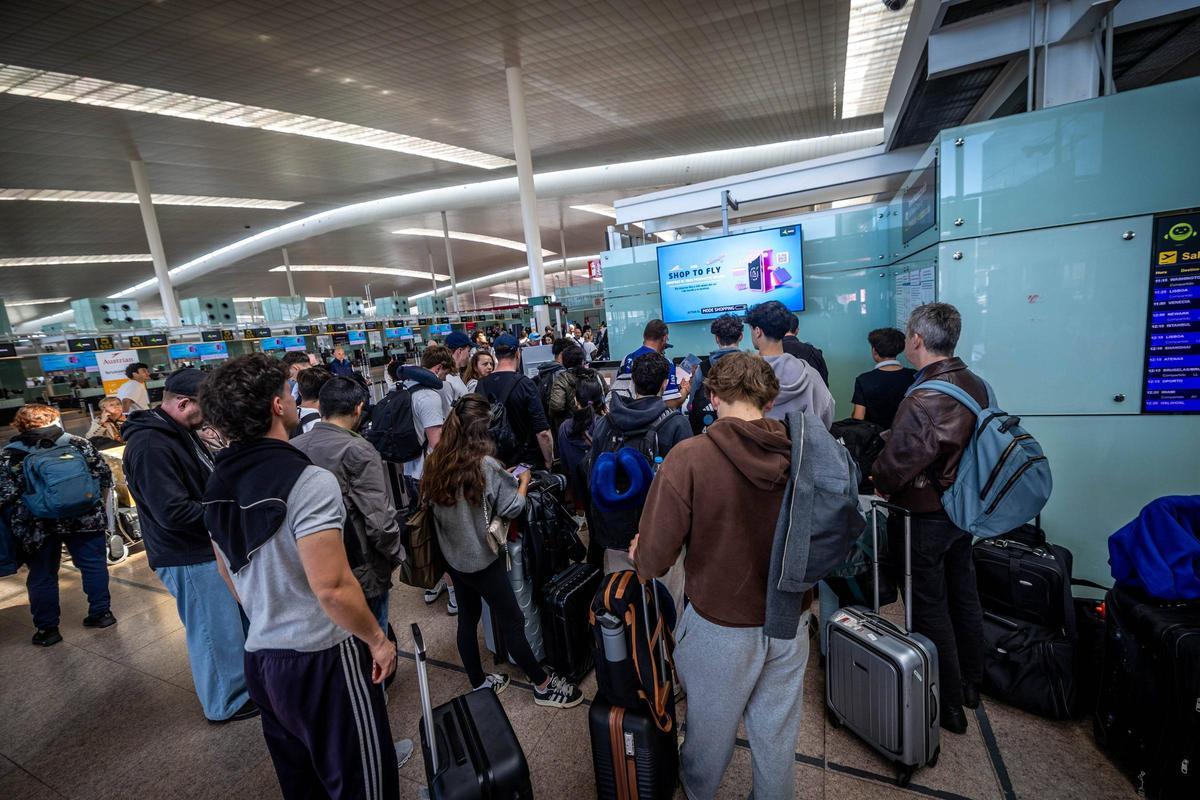 Huelga en el aeropuerto de Barcelona-El Prat: equipajes sin atender (Fuente: El Periódico)