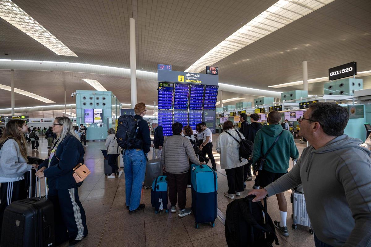 Personal de tierra en huelga en el aeropuerto de Barcelona-El Prat (Fuente: El Periódico)