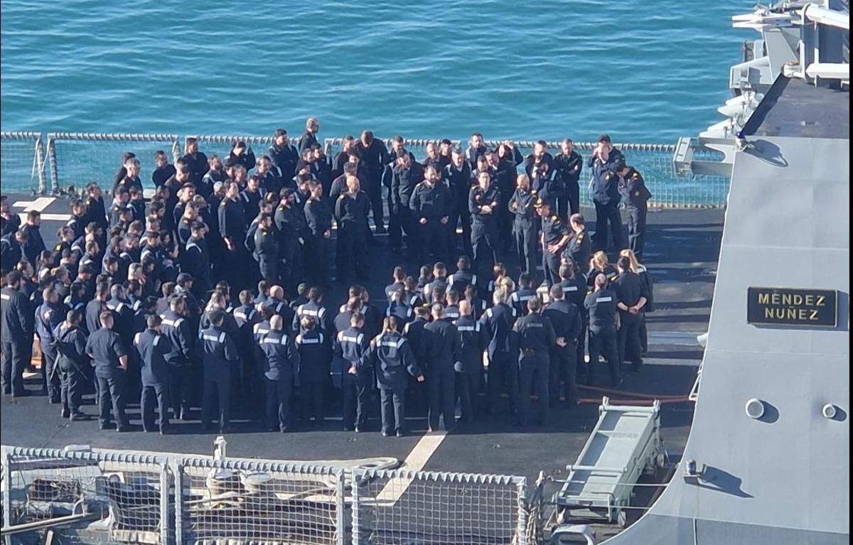 Personal de la fragata Méndez Núñez en el puente de mando del buque (Fuente: El Periódico)