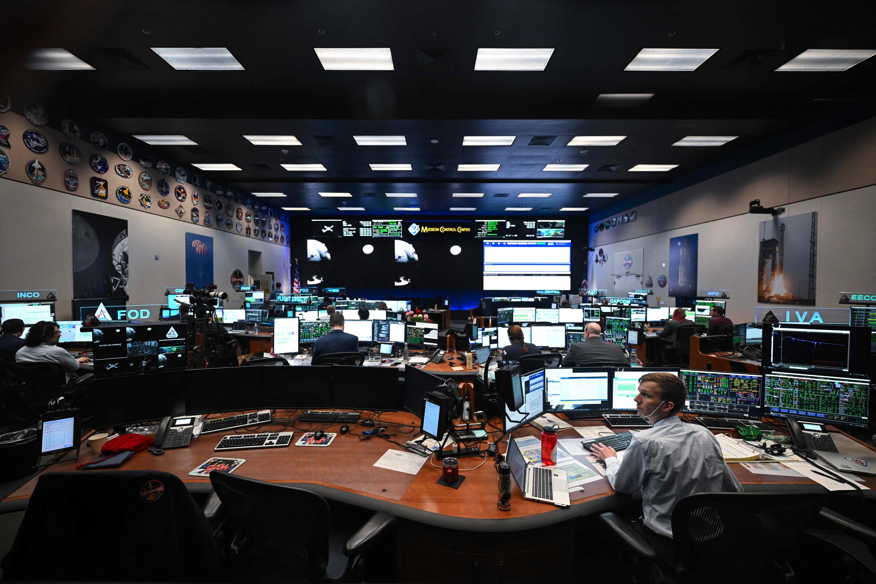 El ingeniero Carlos García-Galán en el Centro de Control de Houston (Fuente: El Mundo)