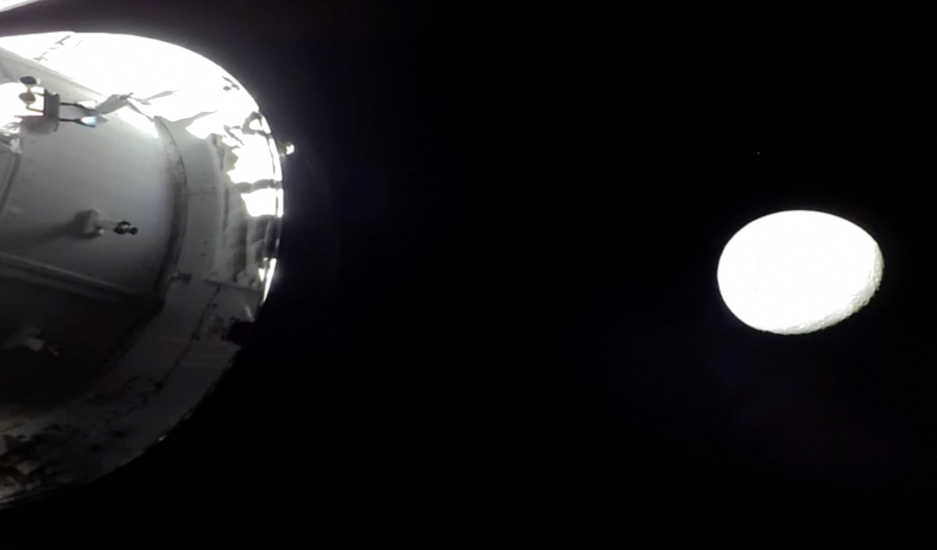 La nave espacial Orión se acerca a la Luna para un sobrevuelo histórico (Fuente: El Mundo)