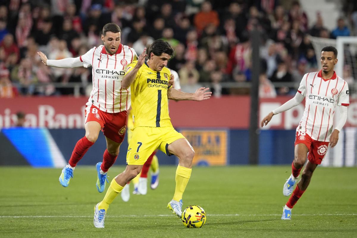 Ounahi y Mouriño luchan por un balón durante el partido entre Girona y Villarreal. (Fuente: El Periódico)
